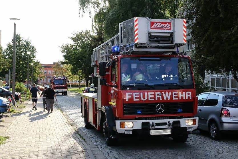 Feuerwehrfahrzeug in der Glück-auf-Straße in Sangerhausen