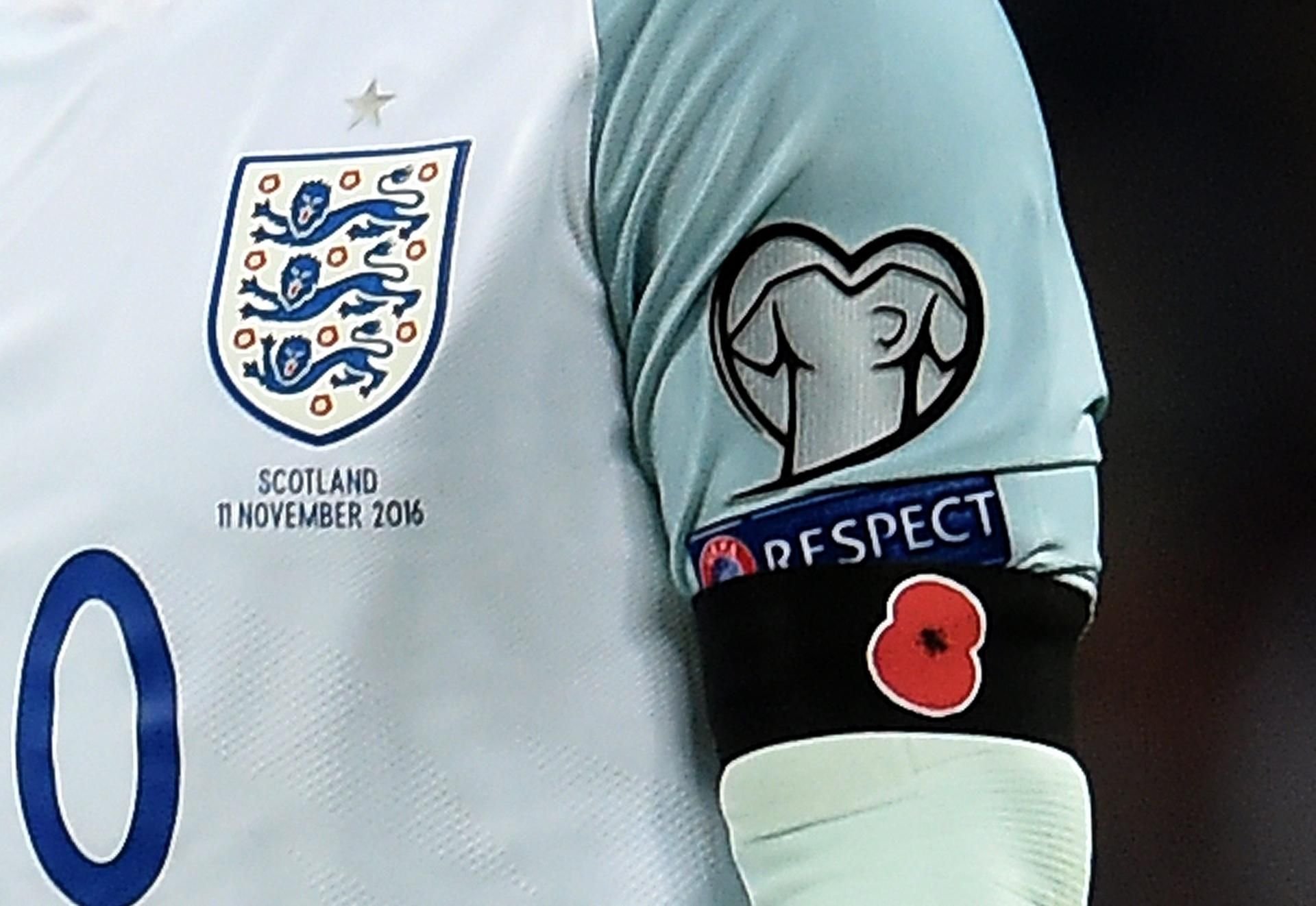 Englands Kapitän Wayne Rooney trägt 2016 eine «Poppy»-Armbinde während des Fußball-Qualifikationsspiels zur FIFA-Weltmeisterschaft 2018 zwischen England und Schottland im Wembley-Stadion in London (Großbritannien).