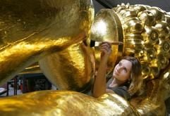 Restauratorin Jessica Ulrich arbeitet am Mittwoch (21. Juni) in Berlin an der Figur des Goldenen Rathausmannes, der seinen angestammten Platz auf dem Rathausturm in Dresden hat. (Foto: dpa)