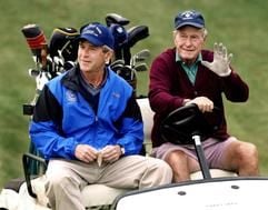 Der amerikanische Präsident George W. Bush (l.) und sein Vater, Ex-Präsident George Bush, fahren in Kennebunkport über den Golfplatz (Archivfoto vom 08.07.2002). (Foto: dpa)