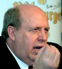 Reiner Calmund spricht bei einer Pressekonferenz. (Foto: dpa)