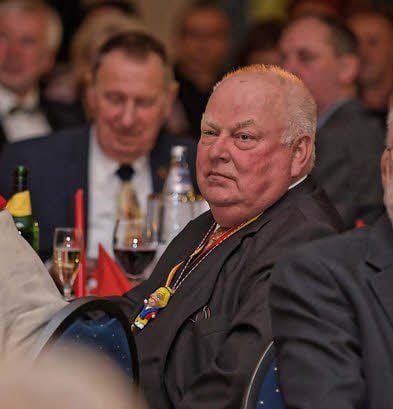 Ein gelb-rotes Herz für einen gelb-roten Karnevalsverein, amüsierter Gäste und viel Programm: Die 61. Session wurde am Sonnabend im Golfpark offiziell eröffnet.