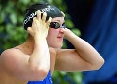 Hannah Stockbauer setzt sich die Schwimmbrille auf. (Foto: dpa)