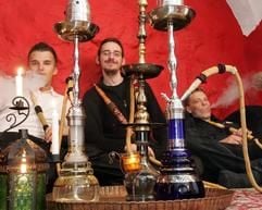 Verschiedene Shisha-Pfeifen rauchen die Betreiber eines Shisha-Clubs im Kellergewölbe ihres Lokals in Lüneburg. (Foto: dpa)