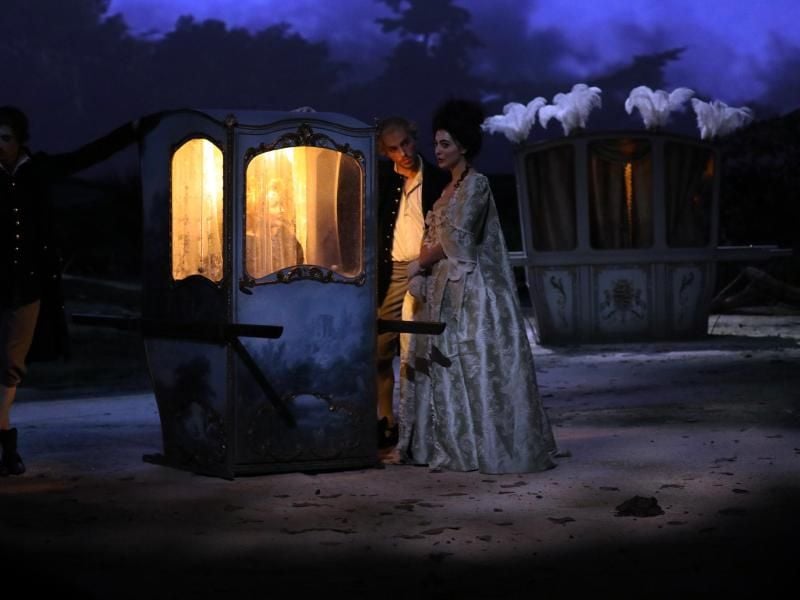Ingrid Caven als Durchesse de Valselay (l) und Leonie Jenning als Mademoiselle Jensling in „Liberté” von Albert Serra an der Volksbühne Berlin. Foto: