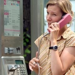 Eine Frau telefoniert in Hamburg an einem öffentlichen Münz- und Kartentelefon der Telekom. Die Deutsche Telekom stellt in diesem und im kommenden Jahr bundesweit insgesamt 10 000 neue Münztelefone auf. (Foto: dpa)
