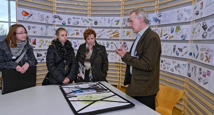Kritischer Blick des Professors in die Entwurfsmappe