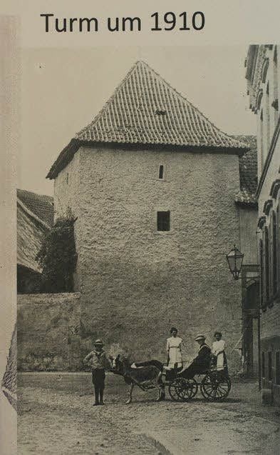Das Foto hat Anton Fiege in alten Unterlagen gefunden. Es zeigt einen Turm in Rieder, der heute nicht mehr existiert und darum beinahe vergessen ist.