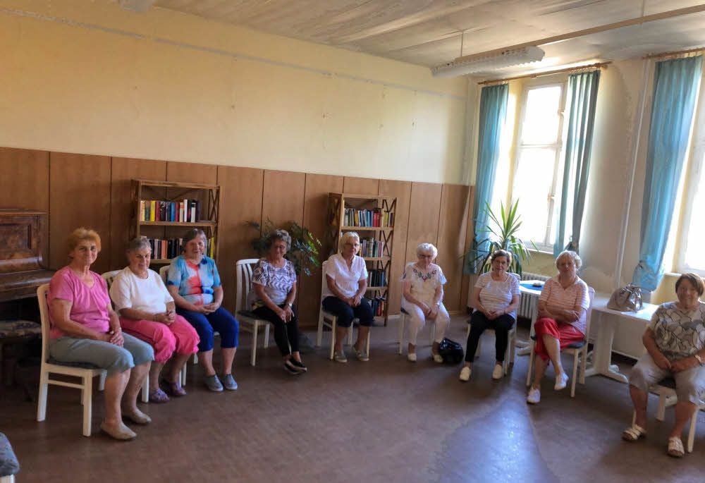 Die Gruppe nimmt Abschied vom Raum in der Goethe-Schule.