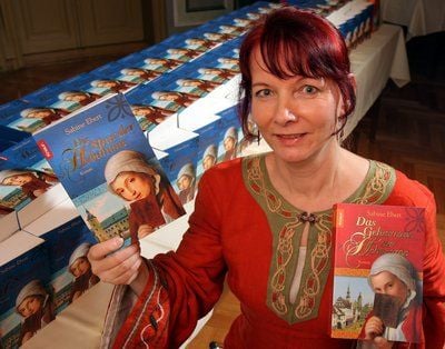 Die Freiberger Romanschriftstellerin Sabine Ebert präsentiert ihren neuen Roman «Die Spur der Hebamme». (Foto: dpa)