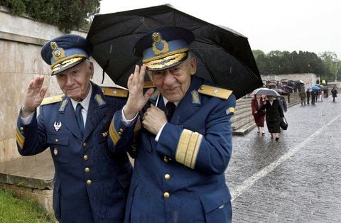 Ob auch diese rumänischen Veteranen des Zweiten Weltkriegs von den Kürzungen betroffen sind, ist nicht bekannt. Zur Begrenzung des Staatsdefizits sollen ab Juni die Renten um 15 Prozent gekürzt werden. (FOTO: DPA)