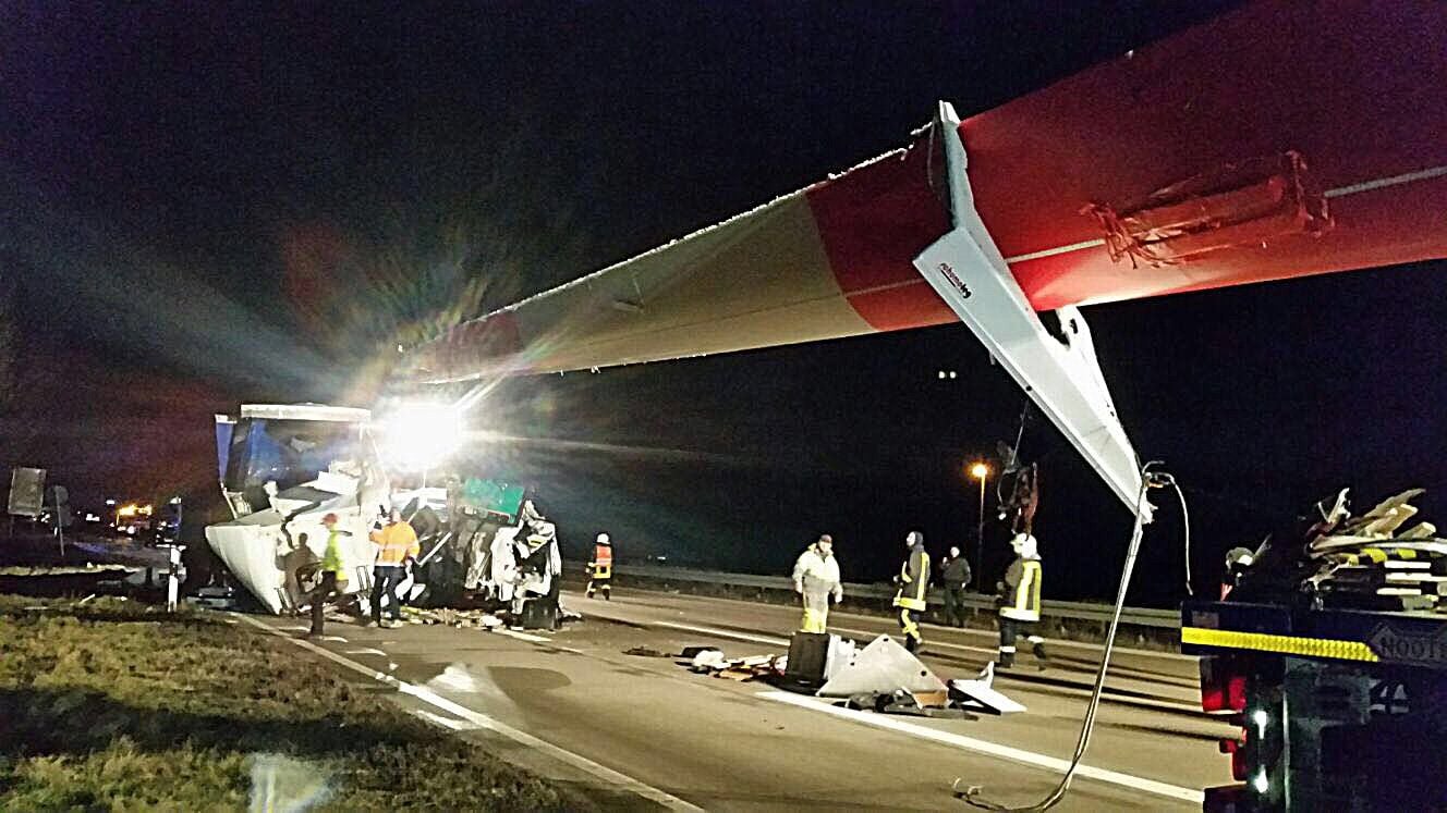 Der Schwerlasttransporter, der einen Flügel für eine Windkraftanlage geladen hatte, nach dem Zusammenstoß mit einem Lkw.