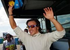 Der spanische Formel 1-Pilot Fernando Alonso (Renault) jubelt am Samstag (03.07.2004) nach dem Qualifikationstraining an der Rennstrecke von Magny-Cours über seine Pole-Position. (Foto: dpa)