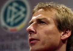 Der Teamchef der Fußball-Nationalmannschaft Jürgen Klinsmann beantwortet am Dienstag (14.12.2004) auf der Pressekonferenz der Mannschaft in Yokohama Fragen der Journalisten. Die DFB-Auswahl traf zu einer neuntägigen Asienreise in der japanischen Hauptstadt ein und trifft hier am Donnerstag (16.12.2004) auf Japan. Weitere Stationen sind Busan in Korea und Bangkok in Thailand. (Foto: dpa)