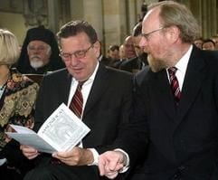 Bundeskanzler Gerhard Schröder (l.) und Bundestagspräsident Wolfgang Thierse im Magdeburger Dom am Gottesdienst zum Tag der deutschen Einheit 2003. (Archivfoto: dpa)
