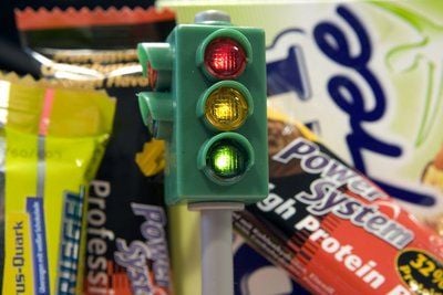 «Energieriegel» liegen hinter einer Spielzeug-Ampel in Schwerin, die rot, gelb und grün leuchtet. (FOTO: DPA)