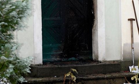 Brandspuren sind am 8. Januar in Berlin-Wilmersdorf an der Eingangstür eines Nebengebäudes der Moschee der Ahmadiyya-Gemeinde zu sehen. (ARCHIVFOTO: DAPD)