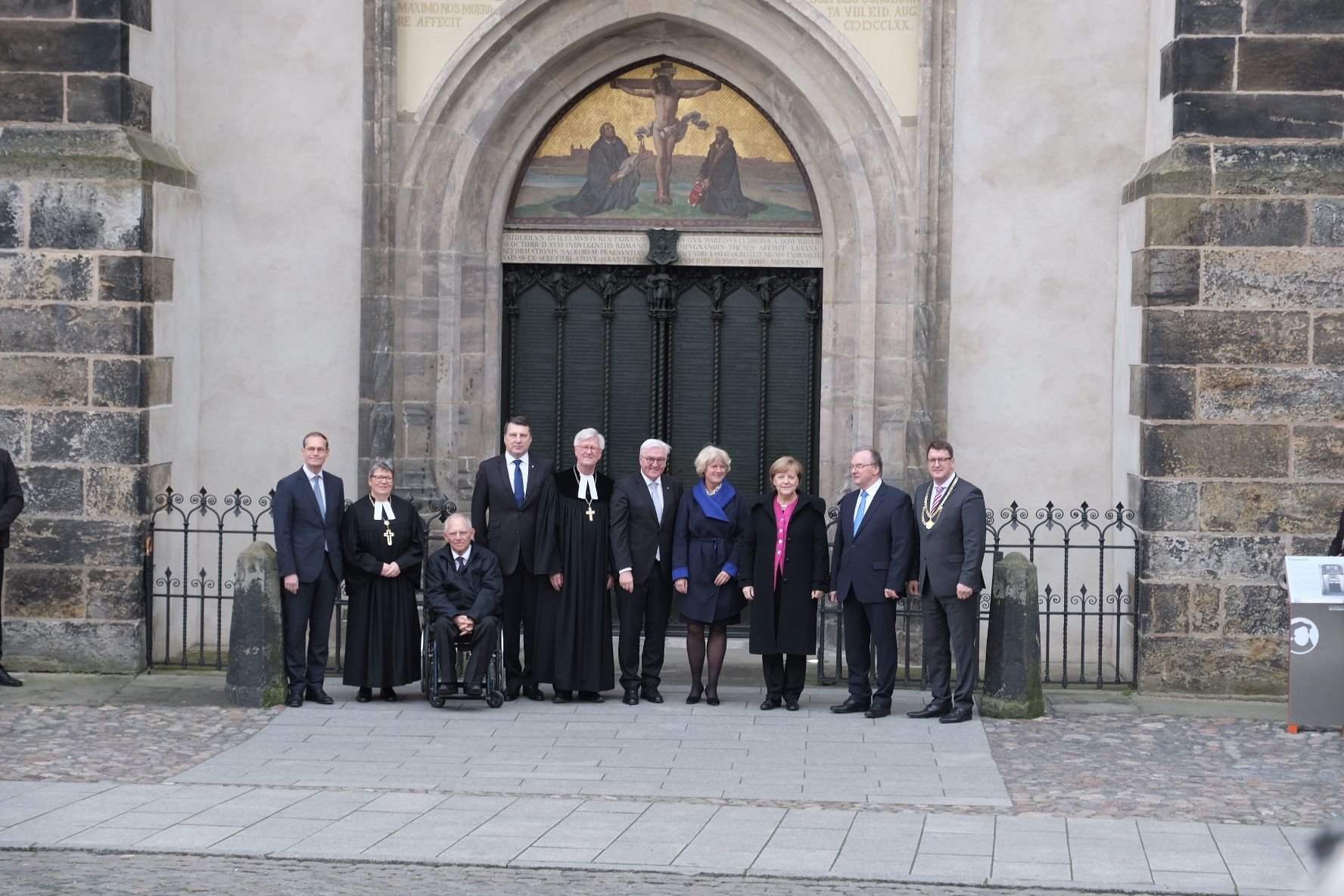 „Familienbild“ vor der Thesentür in Wittenberg: Die Gäste des Festgottesdienstes in Wittenberg.