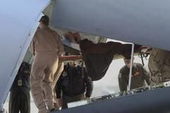 Ein verletzter US-Soldat wird auf der US-Air-Base im rheinland-pfälzischen Ramstein aus einer Transportmaschine vom Typ C-141 "Starlifter" zu einem wartenden Krankentransporter getragen. (Foto: dpa)