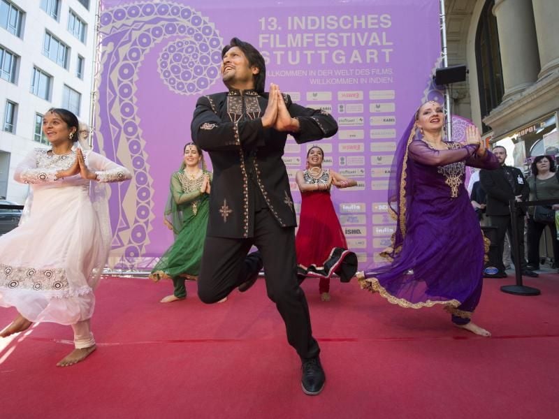 Mitglieder der „Bollywood Dance Company” bei der Eröffnung des 13. Indischen Filmfestivals 2016. Foto: Thomas Kienzle