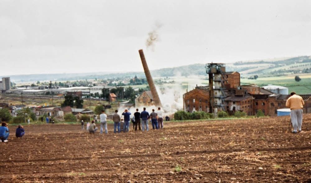 Die Sprengung des Schornsteins der Zuckerfabrik Vitzenburg zog viele Zuschauer an.