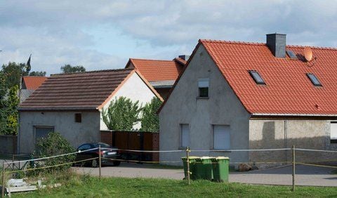 Ein früheres Paar aus dem Ort Samswegen ist in der Nacht zum Freitag tot auf dem Grundstück des Mannes entdeckt worden. (FOTO: DPA)