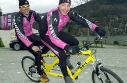 Die Radprofis Jan Ullrich (l) und Eric Zabel auf einem Tandem. (Foto: dpa)