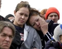 Schüler und ihre Eltern während eines Gebetes für die Opfer des Massakers in der Red Lake High School in Red Lake im US-Bundesstaat Minnesota (Foto: dpa)