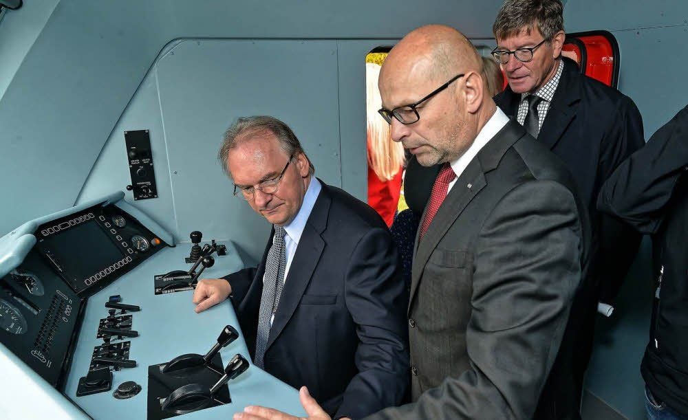 Einmal Lokführer sein: Ministerpräsident Reiner Haseloff lässt sich im Führerstand der Lok BR 152 die Funktionen von Michael Otto, Leiter des DB-Werkes Dessau, erklären. Über die Schulter schaut ihm Eckart Fricke, Konzernbevollmächtigter für die Länder Sachsen, Sachsen-Anhalt und Thüringen (r.)