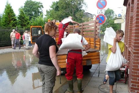 Bewohner der alten Poststraße in Guben versuchen am 10.08.2010 ihre Häuser vor den steigenden Wassermassen zu schützen. (FOTO: DPA)