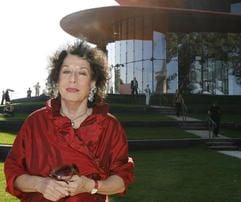 Im roten Kleid besucht die Publizistin Lea Rosh in Potsdam die Eröffnungsveranstaltung im Neubau des Hans-Otto-Theaters. Das Theater am Standort Schiffbauergasse war für 26 Millionen Euro errichtet worden. Am Nachmittag hatte das Premierenwochenende mit dem Stück «Katte» begonnen. (Foto: dpa)
