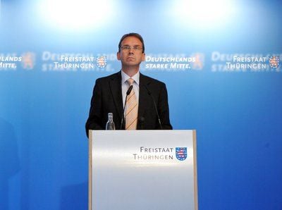 Thüringens Ministerpräsident Dieter Althaus (CDU) steht in Erfurt während einer Pressekonferenz in der Staatskanzlei am Pult. (FOTO: DPA)