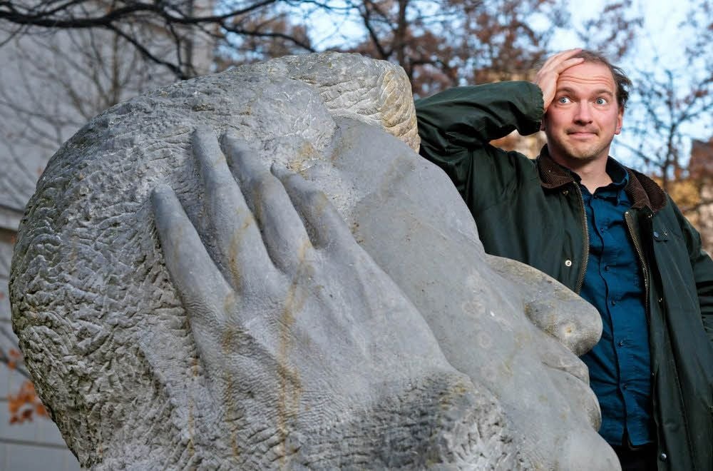 Dichter unter sich: Michael Spyra auf dem Uni-Platz am Heine-Kopf, der an den berühmtesten Harz-Reisenden erinnert.