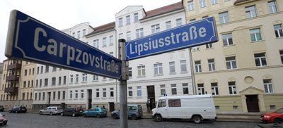 Vor dem Wohnhaus des mutmaßlichen Mörders der kleinen Michelle aus Leipzig stehen Polizeibeamte in Leipzig. (FOTO: DPA)