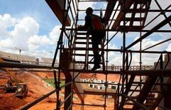Blick auf die Bausstelle der «Soccer City» in Johannesburg, eines der im Bau befindlichen Stadien für die Fußball-Weltmeisterschaft 2010 (Aufnahme vom 14.01.2008). (Foto: dpa)