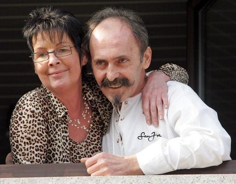 Donald Klein schaut am 14. März 2007 neben seiner Frau Karin aus einem Fenster in ihrem Wohnhaus in Lambsheim. Der Pfälzer war Ende 2005 nach einem Angelausflug in iranischen Hoheitsgewässern festgenommen und erst im März 2007 wieder freigelassen worden. (ARCHIVFOTO: DPA)