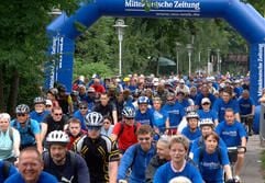 Einen Riesenandrang gab es im letzten Jahr beim Start der ersten MZ-Radpartie in Halle. Am 6. Juli folgt nun die zweite Tour. (MZ-Foto: Andreas Stedtler)