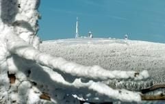 Zum Greifen nahe scheint bei Braunlage (Niedersachsen) der rund vier Kilometer vom Wurmberg entfernt liegende, 1142 Meter hohe Brocken in Sachsen-Anhalt zu sein. (Foto: dpa)