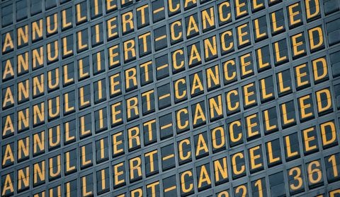 Der Schriftzug «Annulliert-Cancelled» ist an einem Flughafen auf einer Informationstafel zu sehen. (FOTO: DPA)