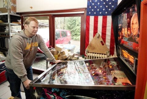«Flipperkönig» Torsten Krögler spielt in der Werkstatt von Hartmut Litfin in Valde an einem Flipperautomaten. (FOTO: DAPD)