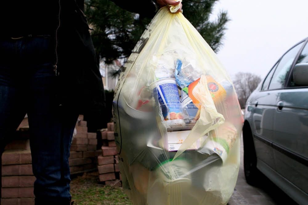 Er kommt ins Stadtgebiet von Dessau zurück, der Gelbe Sack.
