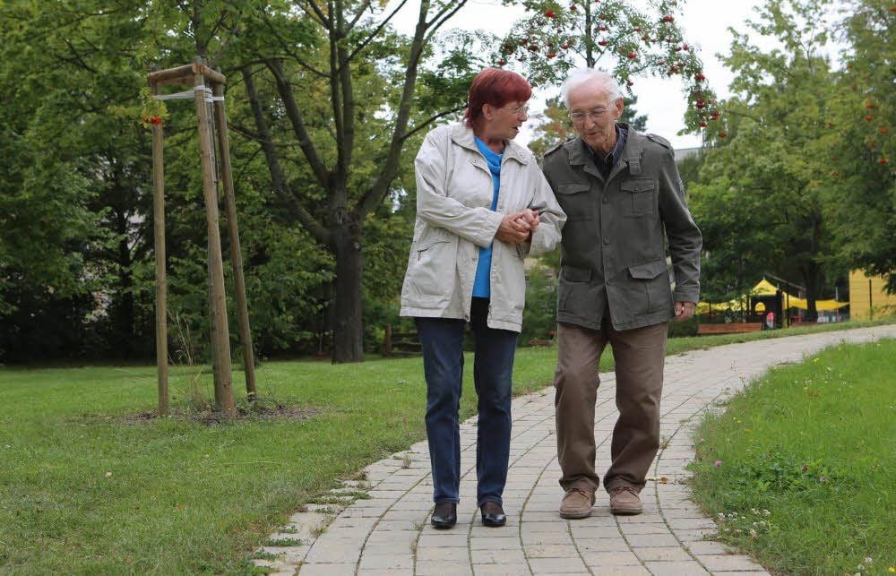 Hannelore Praczyk und Wolfgang Kartheuser gehen zusammen spazieren.