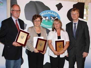 Die Geehrten aus Sachsen-Anhalt (v.l.n.r.): Peter-Eric Westmann (Uelzena GmbH Bismark), Sigrid Sträletzky (Frischli Milchwerk Weißenfels ), Bettina Heide ( Jessener Elsterland-Molkerei der Bayerischen Milchindustrie eG) mit Hans-Jürgen Schulz (Abteilungsleiter im Landwirtschaftsministerium Sachsen-Anhalt).
