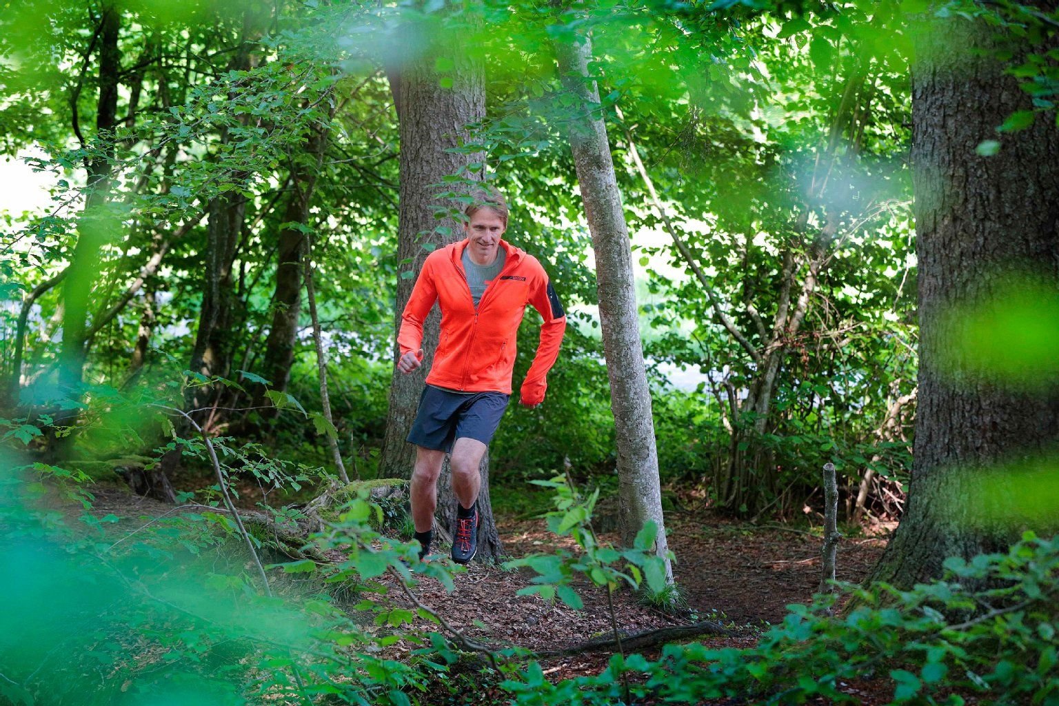 Die Outdoor-Ausrüstung ist heute für mehrere Aktivitäten gleichzeitig geeignet. So kann man damit nicht nur wandern, sondern auch laufen, Kanufahren - oder im Biergarten sitzen.