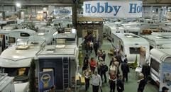 Besucher gehen am Mittwoch (16.11.2005) auf der Messe «Touristik und Caravaning» in Leipzig in der Messehalle 2 an ausgestellten Reisemobilen und Caravans entlang. (Foto: dpa)
