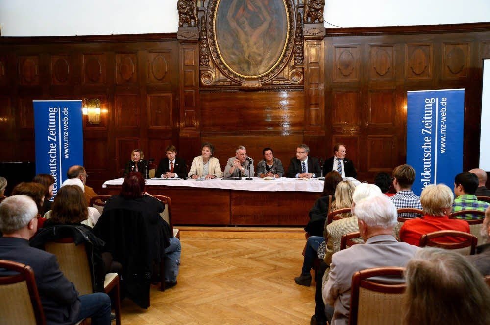 Die Kandidaten von links: Manuela Hartung, André Poggenburg, Jochen Dreetz, Moderator Birger Zentner, Ruth Müller, Götz Ulrich und Günther Weiße stellen sich im Zeitzer Friedensaal den Fragen der MZ und des Publikums.