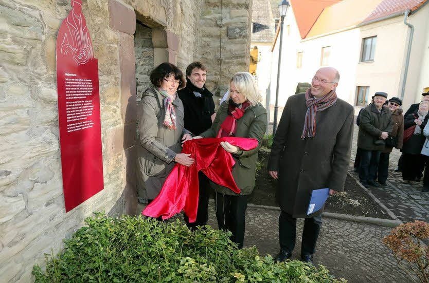 Am Wigbertiturm in Allstedt enthüllen Landrätin Angelika Klein, Museumsleiter Adrian Hartke, Sparkassen-Centerleiterin Sylvia Heller und Bürgermeister Jürgen Richter (v. l.) eine Informationstafel. Sie erinnert an Thomas Müntzers Wirken in Allstedt.