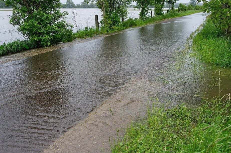 Die Straße nach Kollenbey ist teilweise schon überschwemmt.