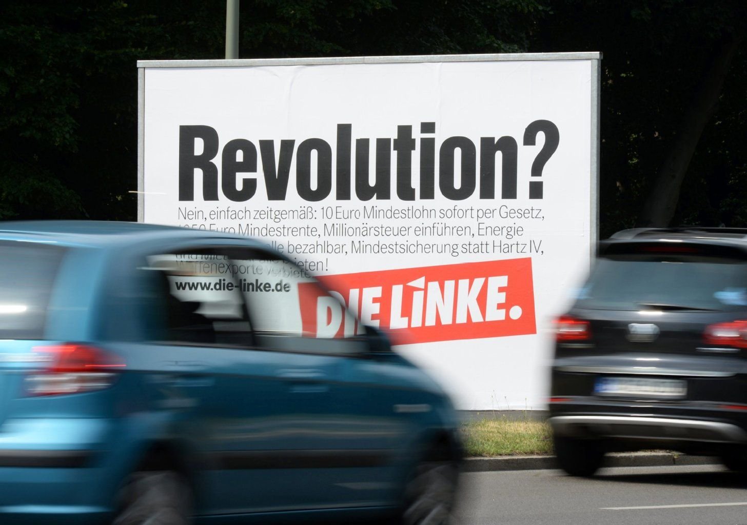 Insbesondere Plakate mit Kleingedrucktem können Autofahrer vom Verkehr ablenken.