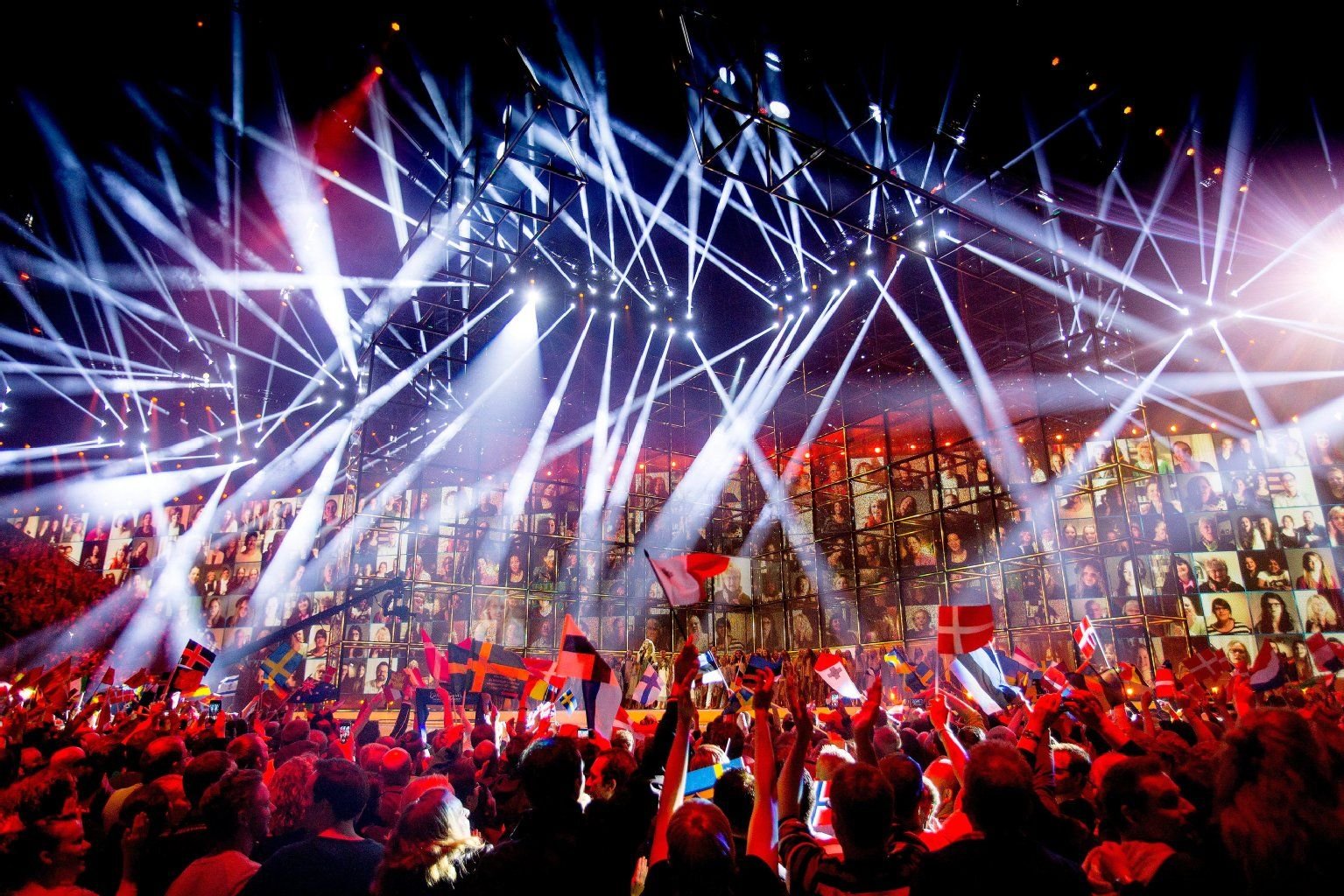 Fans feiern beim ESC-Halbfinale in Kopenhagen.